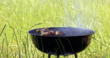 Biberli ızgara organik kuşkonmaz. Vejetaryen mevsimlik yaz yemekleri.