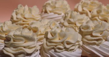 Kremalı Pavlova pastası..