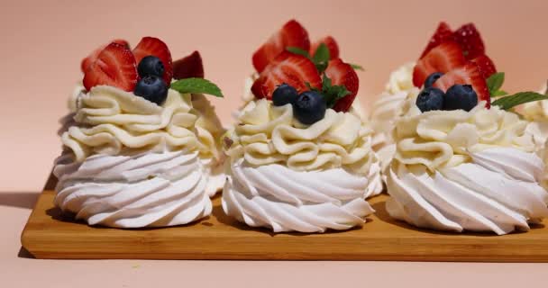 Pavlova Meringue Cake Met Room Bosbessen Aardbeien — Stockvideo