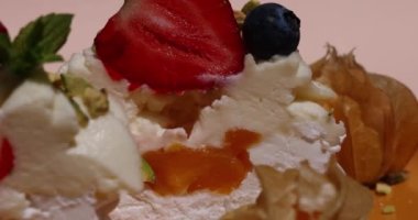 Kremalı, yaban mersinli, çilekli Pavlova pastası..