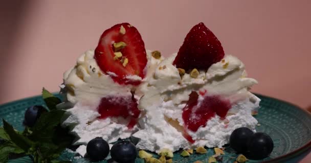 Pavlový koláč se smetanou a borůvkami, jahody.