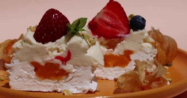 Pavlova Baiser Kuchen Mit Sahne Und Blaubeeren Erdbeeren — Stockvideo
