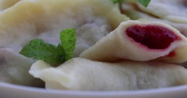 Kirazla dolu börekler. Varenyky, vareniki, pierogi, pyrohy - dolgulu hamur tatlısı.