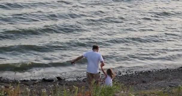 Νεαρός Μπαμπάς Μικρή Κόρη Περπατά Κατά Μήκος Της Παραλίας Στις — Αρχείο Βίντεο
