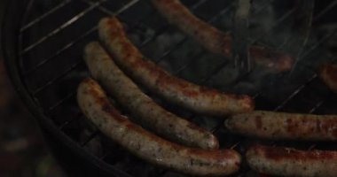 Izgarada ızgara sosis. Seçici odaklanma. Yaz Partisi Yemekleri.
