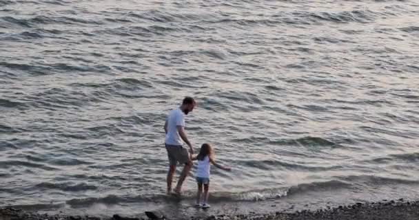Young Dad Little Daughter Walks Beach Sunset Rays — Vídeo de Stock