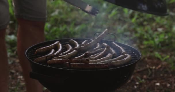 Grilling Sosis Pada Panggangan Barbekyu Fokus Selektif Makanan Pesta Musim — Stok Video