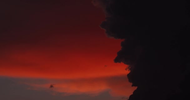 Bulutlu Kırmızı Gün Batımı Yavaş Çekim Videosu — Stok video