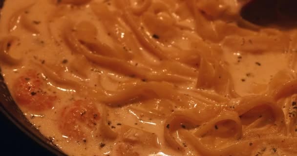 Gotowanie Włoskiego Makaronu Patelni Domu Włoski Makaron Fettuccine Kremowym Sosie — Wideo stockowe