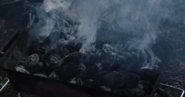 Yanan kömürlerin, yakın çekim, arka plan, üstten görünüm.