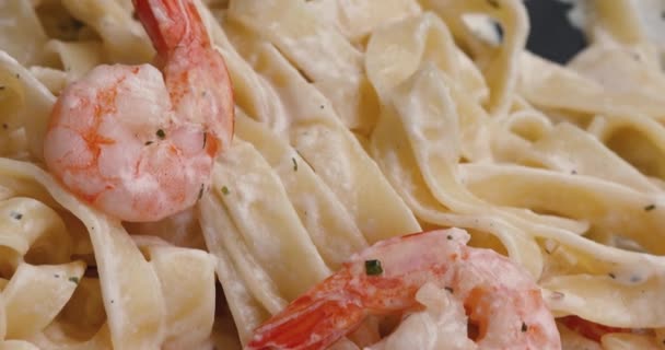 Ιταλική Μακαρονάδα Φετουτσίνι Κρεμώδη Σάλτσα Γαρίδες — Αρχείο Βίντεο