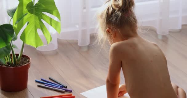 Girl Home Isolation Draws Felt Tip Pens Five Year Old — Αρχείο Βίντεο