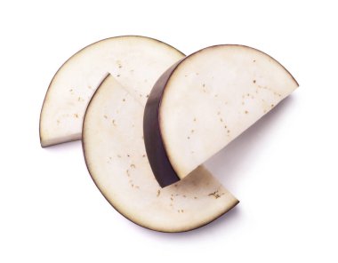 Taze olgun patlıcan dilimleri beyaz arka planda izole edilmiş..