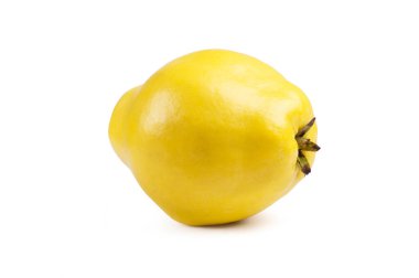 Beyaz arka planda izole edilmiş olgun ayva meyvesi. Taze meyve..