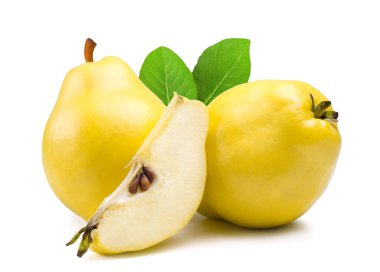 Beyaz arka planda izole edilmiş olgun ayva ve bıldırcın dilimi.