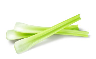 Beyaz arka planda izole edilmiş taze kereviz. Yemek malzemeleri..