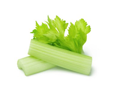 Beyaz arka planda izole edilmiş taze kesilmiş kereviz. Yemek malzemeleri..