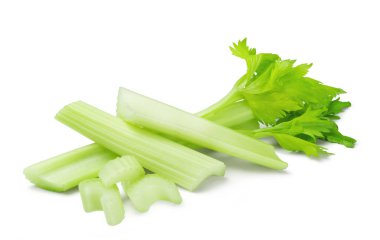 Beyaz arka planda izole edilmiş taze kereviz. Yemek malzemeleri..