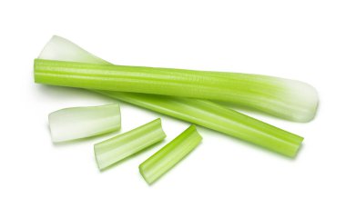 Beyaz arka planda izole edilmiş taze kereviz. Yemek malzemeleri..