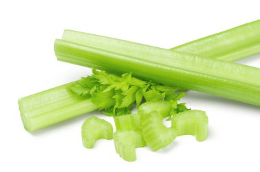 Beyaz arka planda izole edilmiş taze kereviz. Yemek malzemeleri..