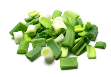 Beyaz arka plan üzerinde izole taze kıyılmış yeşil soğan.