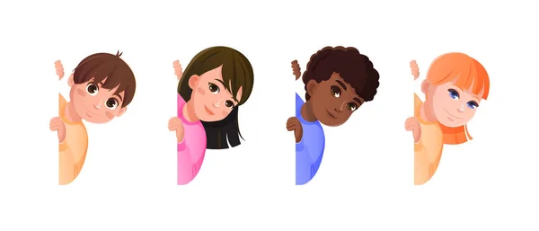 Küçük kızlar ve oğlanlar duvarın arkasından dikizliyorlar