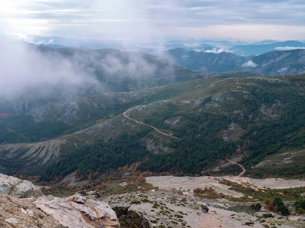 Molnigt Bergslandskap Väg Höstskogen Utsikt Från Pena Francia Berg Kastilien — Stockfoto