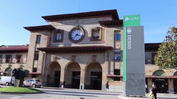 Oviedo スペイン 2021年12月22日 スペインのアストゥリアス州オビエド駅に鉄道インフラ管理会社Adifの看板 — ストック動画