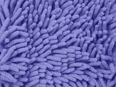 Mor tüylü tüylü mikrofiber paspas dokusu. 2022 yılının en yüksek renk eğilimi