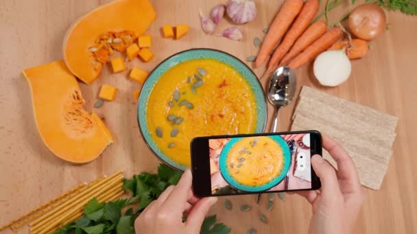 Uma Menina Grava Vídeo Telefone Sopa Creme Abóbora Quadro Uma — Vídeo de Stock