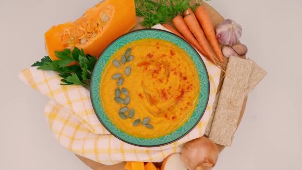 南瓜奶油白底汤 蔬菜作汤 慢速旋转配料 上视图 — 图库视频影像