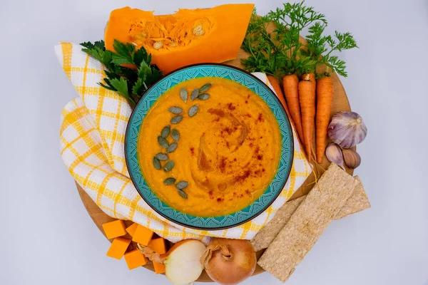 Beyaz arka planda balkabağı kremalı çorba, çorba yapmak için sebze, üst manzara.