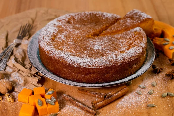 Tahtada balkabağı turtası ve yemek malzemeleri, yan görüş.