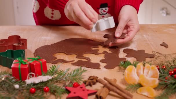 Vrouwen Handen Maken Kerstkoekjes Van Deeg Vooraanzicht — Stockvideo