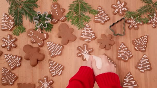 Pitture Ragazza Con Glassa Bianca Sui Biscotti Natale Tavolo Decorato — Video Stock
