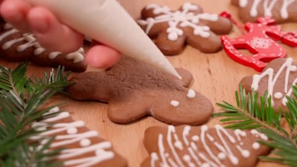 Малюнок Білим Глазуруванням Різдвяному Печиві Стіл Прикрашений Новорічними Святковими Прикрасами — стокове відео
