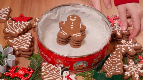 Flickans Händer Som Lägger Julbröd Kakor Festlig Låda Ett Bord — Stockvideo