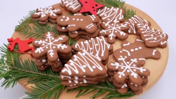 Bolinhos Gengibre Natal Caseiros Recém Assados Forma Flocos Neve Árvores — Vídeo de Stock