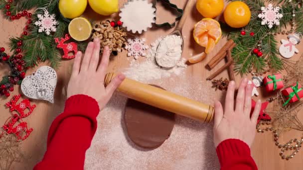Kobiece Ręce Rozwijają Ciasto Wałkiem Robienia Świątecznego Piernika Stole Dekoracjami — Wideo stockowe