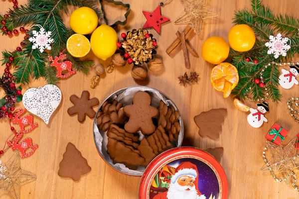Yeni yıl dekorunun arka planında Noel zencefilli çörekleriyle dolu bir kutu.