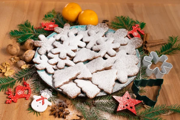 Yılbaşı süsleriyle süslenmiş bir masada zencefilli kurabiyeler.