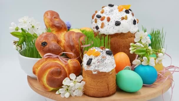 Conejitos Pascua Decorados Festivamente Huevos Pascua Brotes Trigo Una Superficie — Vídeo de stock