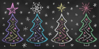 Tebeşir tahtasına izole edilmiş farklı renklerdeki Noel Ağaçları dizisi. Gerçekçi Tebeşir Çizimi. Karatahtaya Yeni Yıl Sembollerinin Boya Kalemi Çizimleri.