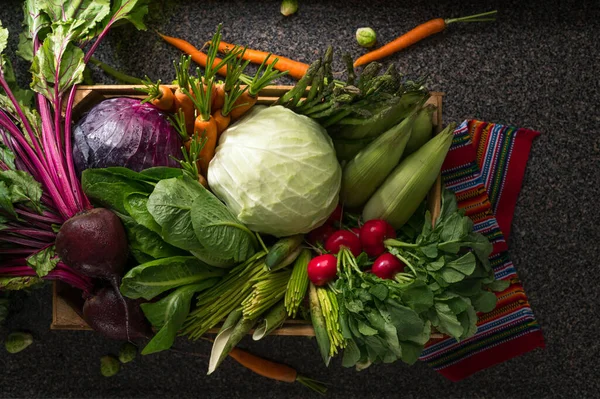 Tahta bir masada bir kutu taze sebze.. 