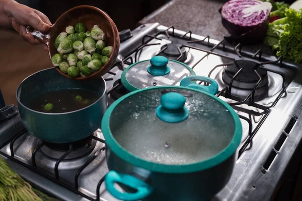 Las Manos Mujer Cocinando Bruselas Una Olla Azul Una Estufa — Foto de Stock