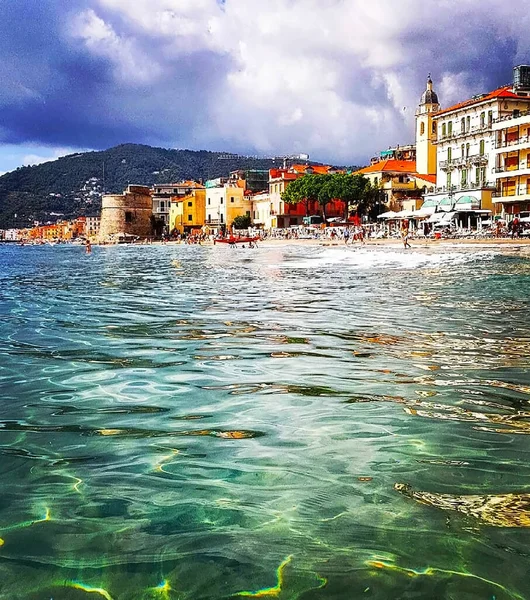 Bela Vista Mar Cidade Alassio Com Edifícios Coloridos Ligúria Riviera — Fotografia de Stock