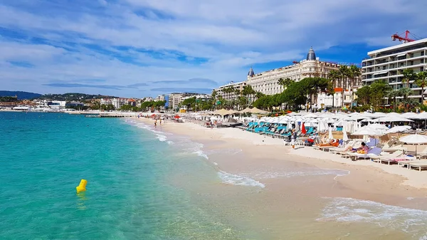 Cannes, Cote d 'Azur, Fransa - Ekim 2019: İnsanlar sıcak bir yaz gününde Cannes, Cote d' Azur, Fransa 'daki Promenade de la Croisette sahilinde güneşleniyor