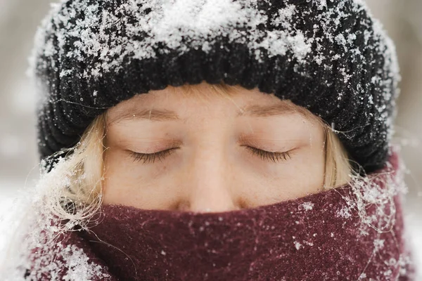 Portret Blondynki Czapce Nosie Pokrytej Szalikiem Zamkniętymi Oczami Zimowe Opady — Zdjęcie stockowe