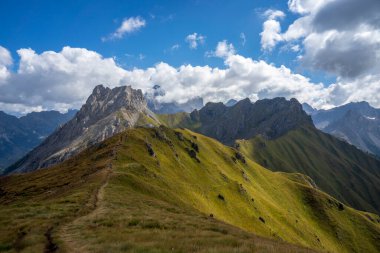 Dolomitlerdeki Lino Pederiva dağ sırtı patikası.