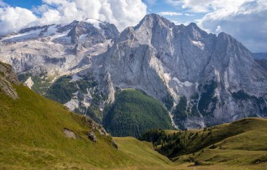 Marmolada kalabalığının manzarası. Dolomitler. İtalya.